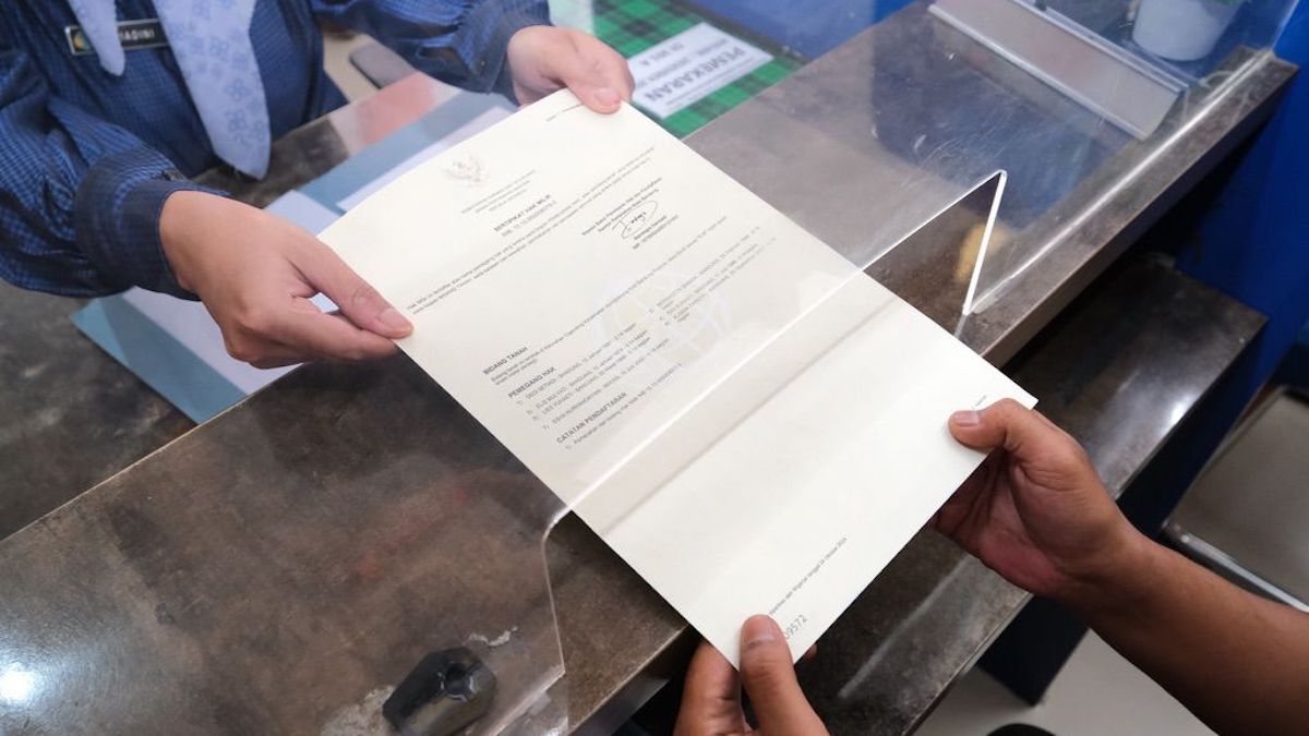 Serah terima berkas untuk dijadikan sertifikat elektronik. (dok. istimewa)