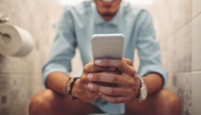 Kebiasaan Main HP di Toilet Bisa Picu Wasir, Ini Kata Dokter
