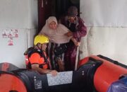 BPBD Padang Evakuasi 11 Warga Terjebak Banjir di Dadok Tunggul Hitam