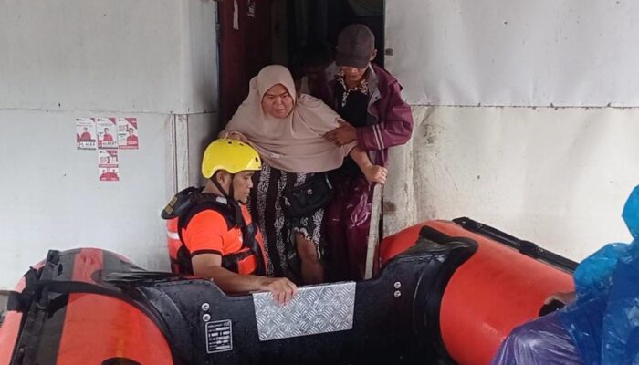 BPBD Padang Evakuasi 11 Warga Terjebak Banjir di Dadok Tunggul Hitam