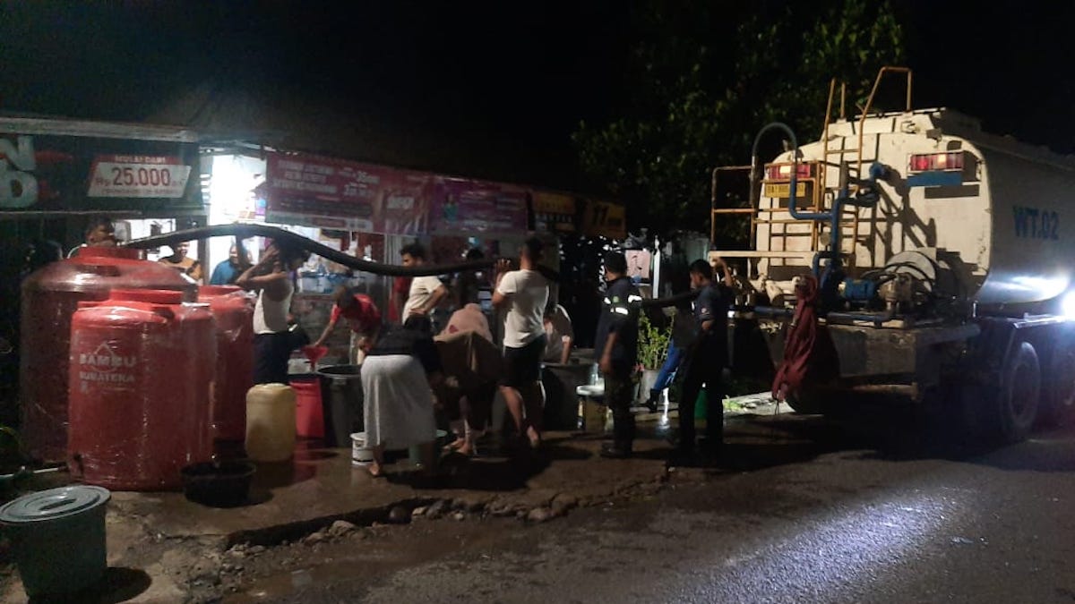 Bantuan air bersih dari PT Semen Padang. (dok. istimewa)