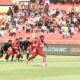 Eksekusi penalti pertama Semen Padang FC atas Persis Solo yang gagal menjadi gol. (Dody Kurniawan for Radarsumbar)