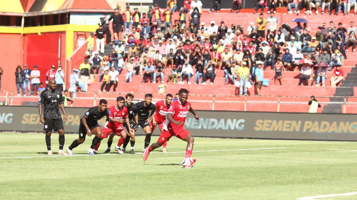 Eksekusi penalti pertama Semen Padang FC atas Persis Solo yang gagal menjadi gol. (Dody Kurniawan for Radarsumbar)