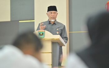 Gubernur Sumbar, Mahyeldi beri sambutan saat pembukaan seleksi petugas haji. (dok. adpsb)