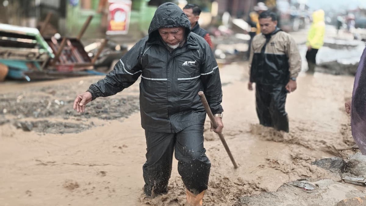 Gubernur Mahyeldi cek banjir bandang susulan di Maninjau. (dok. adpsb)