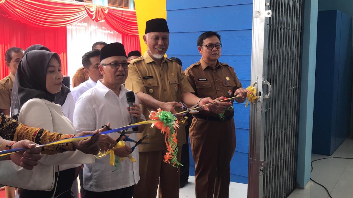 Gubernur Mahyeldi dampingi Wamendikdasmen meresmikan pemakaian fasilitas hasil Program Revitalisasi Satuan Pendidikan Tahun 2025 di SMK Negeri 1 Kota Padang, Senin (5/1/2026). (dok. adpsb)
