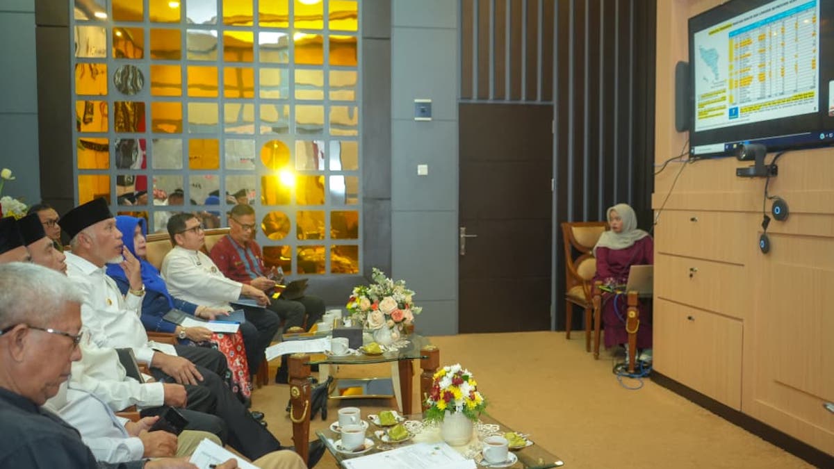 Gubernur Mahyeldi dan jajaran pejabat Pemprov Sumbar gelar rakor dengan Mendagri. (dok. adpsb)