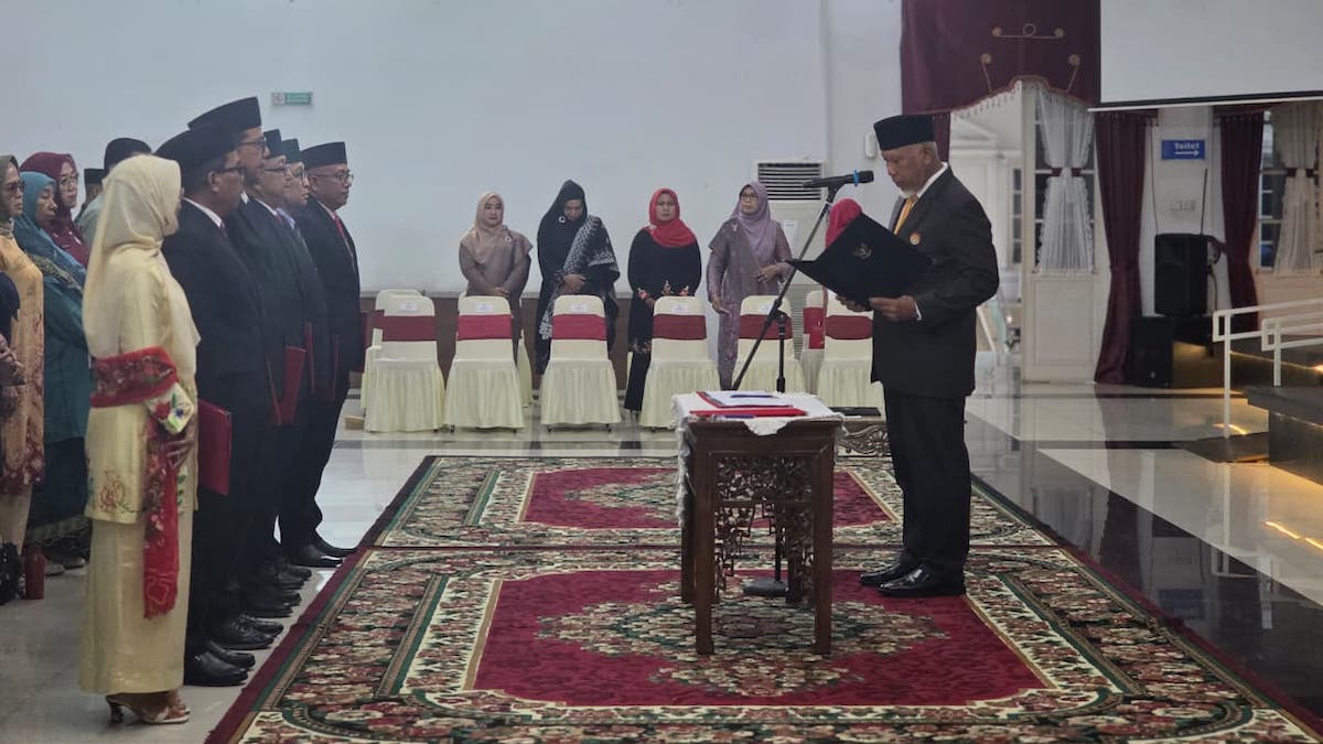 Gubernur Mahyeldi lantik enam pejabat tinggi di lingkup Pemprov Sumbar. (dok. istimewa)
