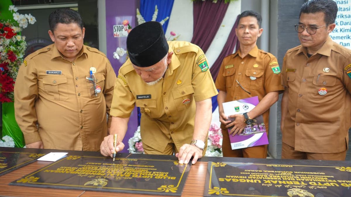 Gubernur Mahyeldi resmikan BLUD di tiga UPTD Dinas Peternakan Sumbar. (dok. adpsb)