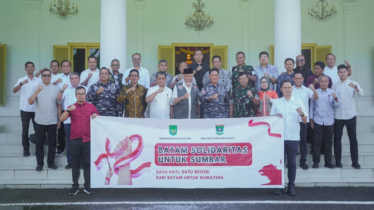 Gubernur Mahyeldi terima bantuan bencana dari Batam. (dok. istimewa)