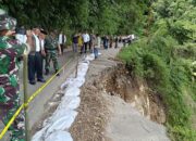 Tinjau Jalan Terdampak Bencana di Talu, Mahyeldi Menilai Pengalihan Jalur yang Lebih Aman