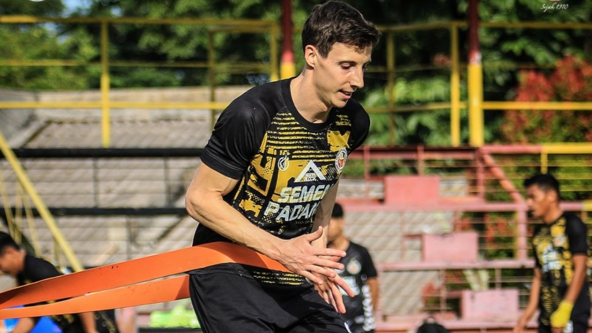 Guillermo Fernandez latihan perdana dengan Semen Padang FC. (dok. istimewa)