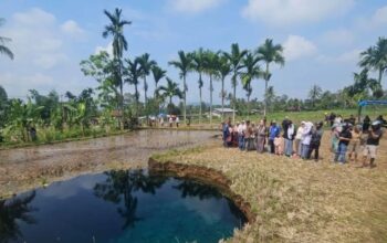 Air sinkhole di Limapuluh Kota bewarna kebiruan dan jernih. (ANTARA/HO-Frv)