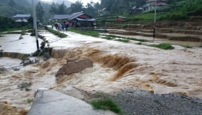 Banjir Putus Jalan Provinsi Palupuh–Koto Tinggi di Agam