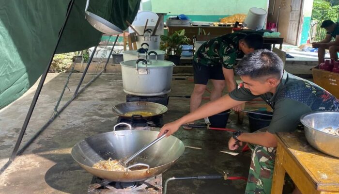 Dapur Umum TNI AD Layani Penyintas Banjir Bandang di Palembayan Agam