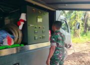 TNI Bantu Penyintas Bencana di Huntara Kayu Pasak dengan Air Minum Siap Konsumsi