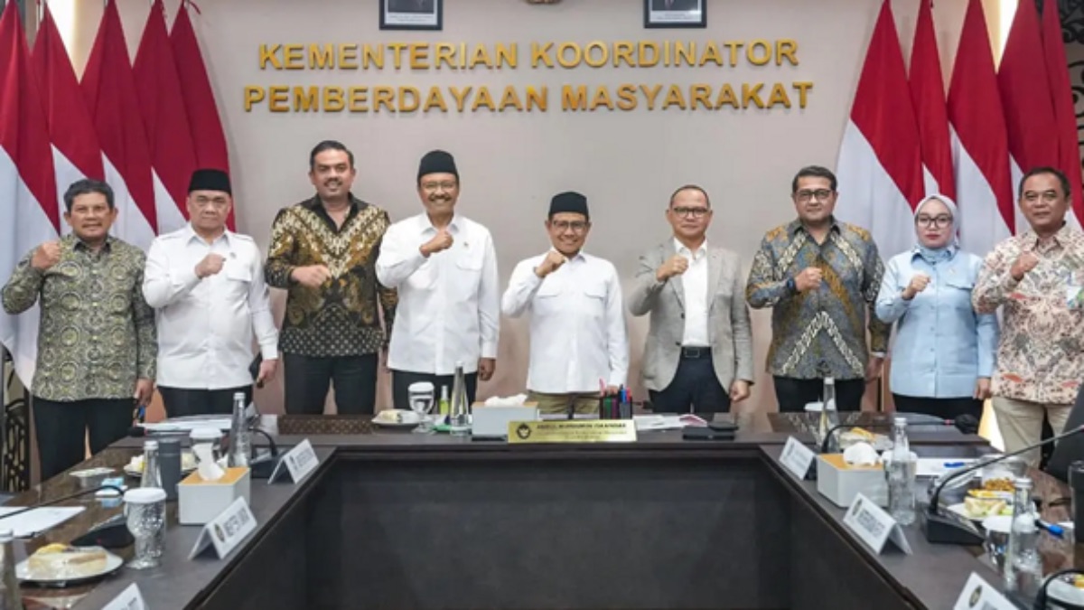 Menteri UMKM Maman Abdurrahman mengikuti rapat koordinasi tentang penguatan UMKM di wilayah terdampak bencana Sumatra bersama Menko Pemberdayaan Masyarakat serta menteri terkait di Kemenko Pemberdayaan Masyarakat, Jakarta. (Foto: Istimewa)