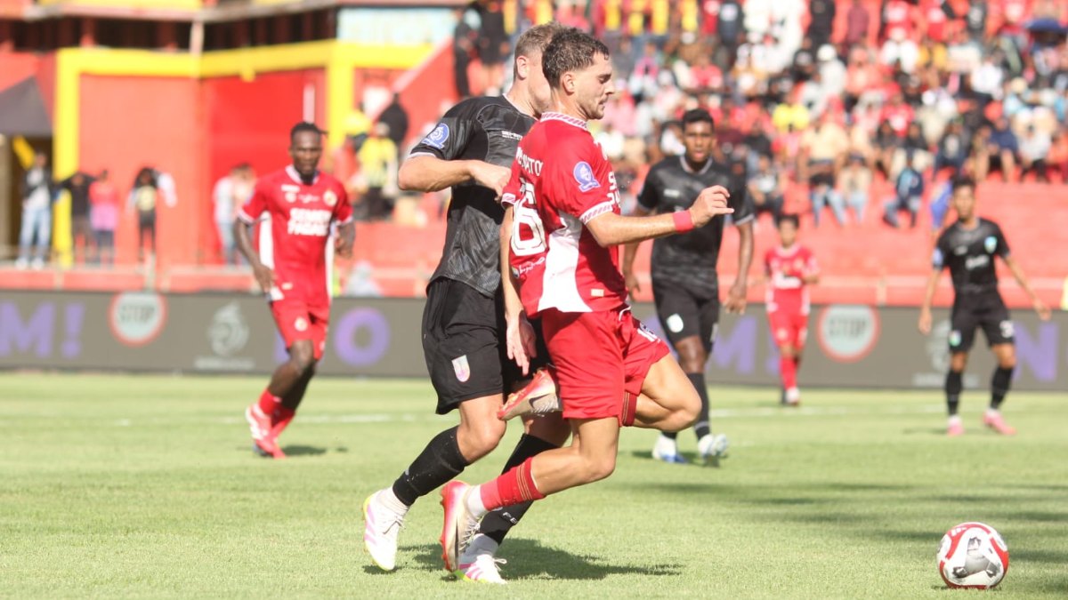 Pedro Matos berusaha melewati pemain Persis Solo. (dody kurniawan for Radarsumbar)