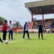 Pembukaan Liga 4 Sumbar di GHAS ditandai dengan sepakan perdana oleh eks pelatih Timnas U23 Indra Sjafri. (dok. istimewa)