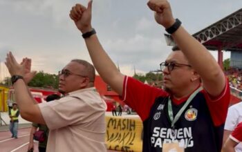 Penasehat Semen Padang FC Andre Rosiade bersama Komisaris SPFC Braditi Moulevey. (dok. istimewa)