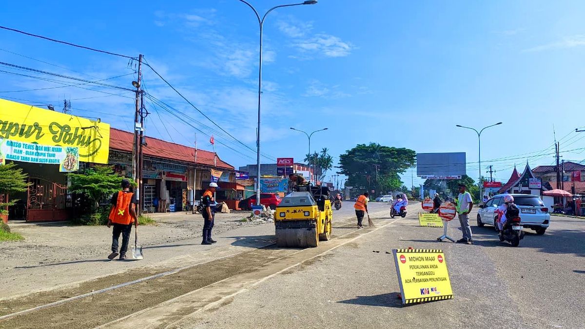 Perbaikan jalur perlintasan sebidang kereta api di Lubuk Buaya. (dok. istimewa)