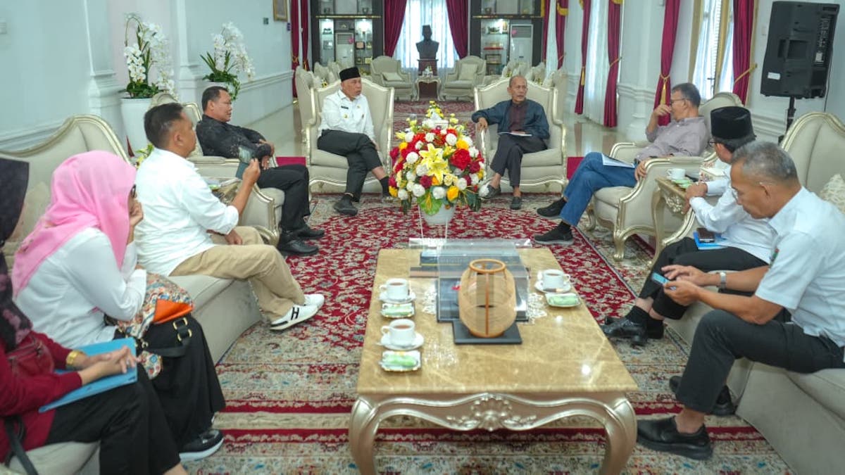 Pertemuan Gubernur Mahyeldi dengan jajaran pengurus IKB Pekanbaru. (dok. istimewa)