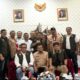 Teks foto Bupati Solok Jon Firman Pandu, ketua KONI Sumbar Hamdanus beserta jajaran, penggurus KONI Kabupaten Solok foto bersama usai membahas Porprov, Juni-Juli 2026. (Foto KONI Sumbar)