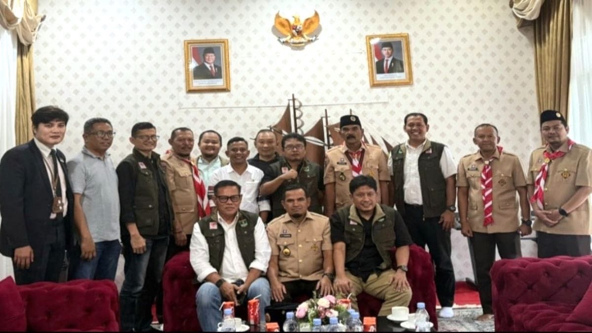 Teks foto Bupati Solok Jon Firman Pandu, ketua KONI Sumbar Hamdanus beserta jajaran, penggurus KONI Kabupaten Solok foto bersama usai membahas Porprov, Juni-Juli 2026. (Foto KONI Sumbar)