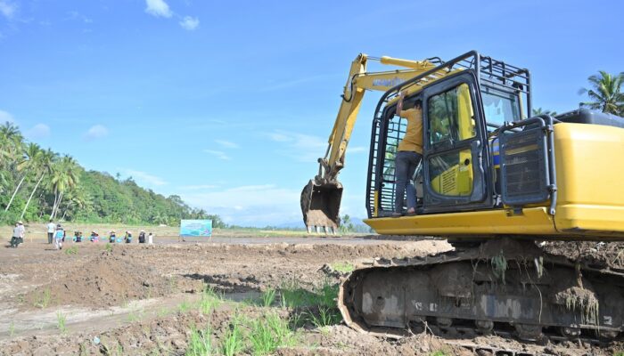 Kementan Kucurkan Rp12,5 Miliar Perbaiki Lahan Sawah Terdampak Bencana di Padang Pariaman