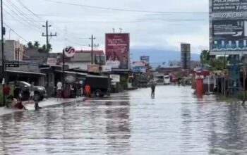 Banjir di Jalur Lintas Barat Rawa Makmur Bengkulu membuat jalan ini ditutup. (dok. Antara)