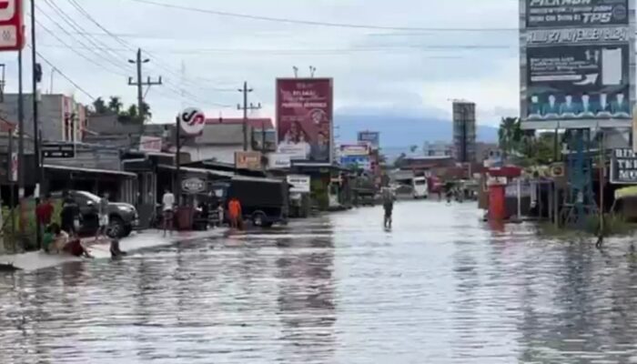 Polresta Bengkulu Tutup Sementara Jalan Lintas Barat Sumatera di Rawa Makmur Karena Banjir