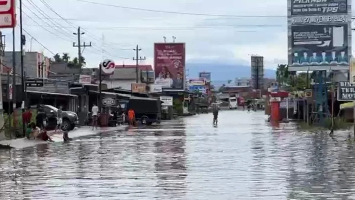 Banjir di Jalur Lintas Barat Rawa Makmur Bengkulu membuat jalan ini ditutup. (dok. Antara)