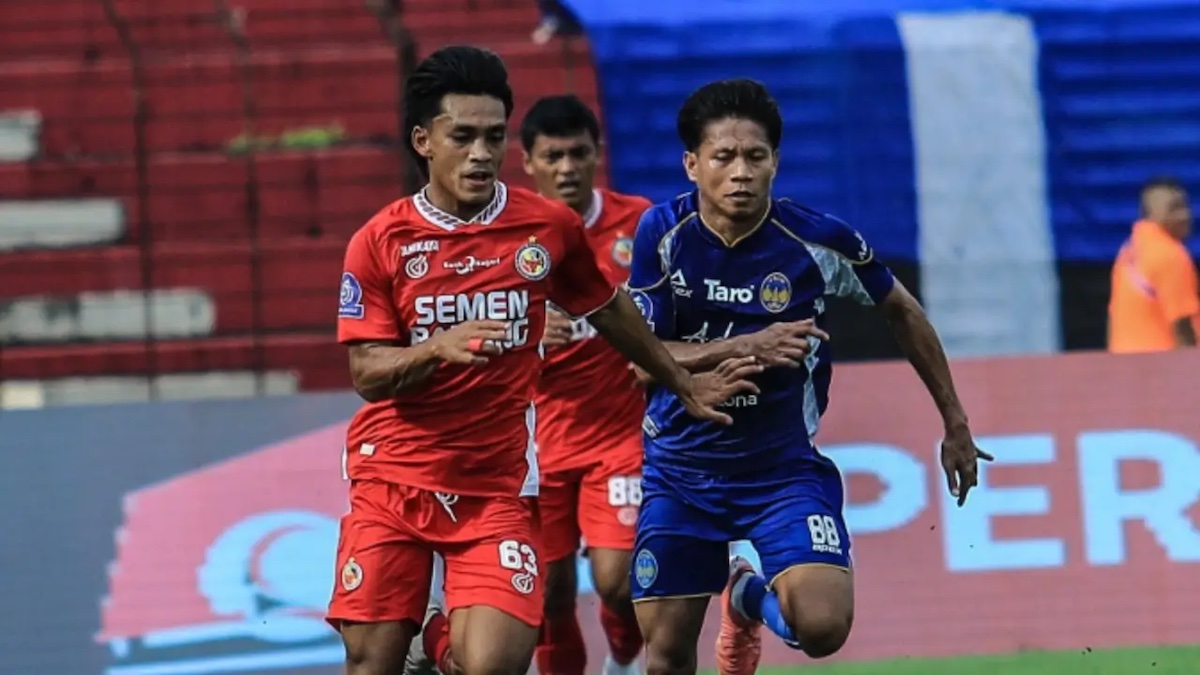 Gelandang Semen Padang FC Ripal Wahyudi saat berhadapan dengna pemain PSIM. (dok. istimewa)