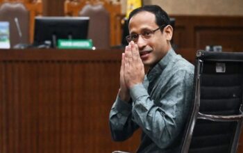 Nadiem Makarim memberikan salam saat sidang terkait dugaan korupsi pengadaan chromebook di Kemendikbudiristek tahun 2019-2022 lalu. )(dok. Antara)