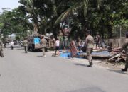 Satpol PP Padang Bongkar Bangunan Liar di Depan PLTG Cupak Tangah