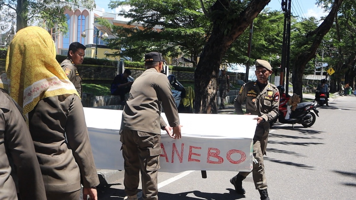 Satpol PP Padang tertibkan lapak pedagang dan PKL yang menganggu trotoar di sejumlah kawasan Kota Padang. (dok. istimewa)