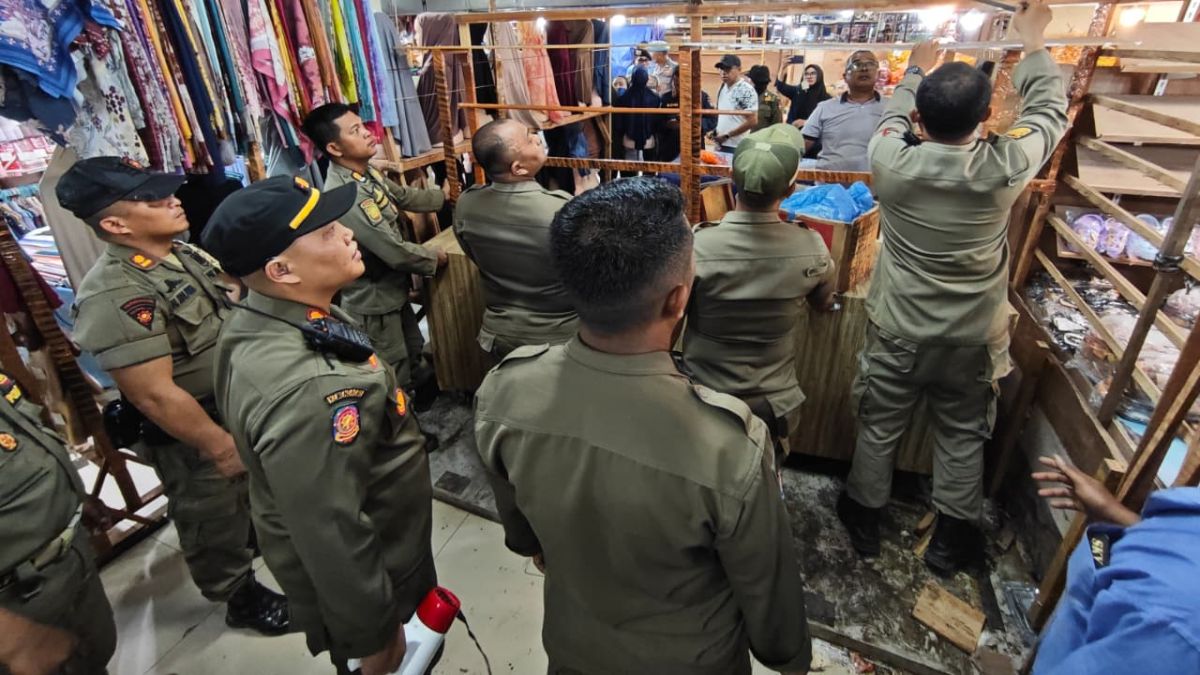 Satpol PP Padang tertibkan lapak pedagang di selasar Blok A Pasar Raya Padang. (dok. istimewa)
