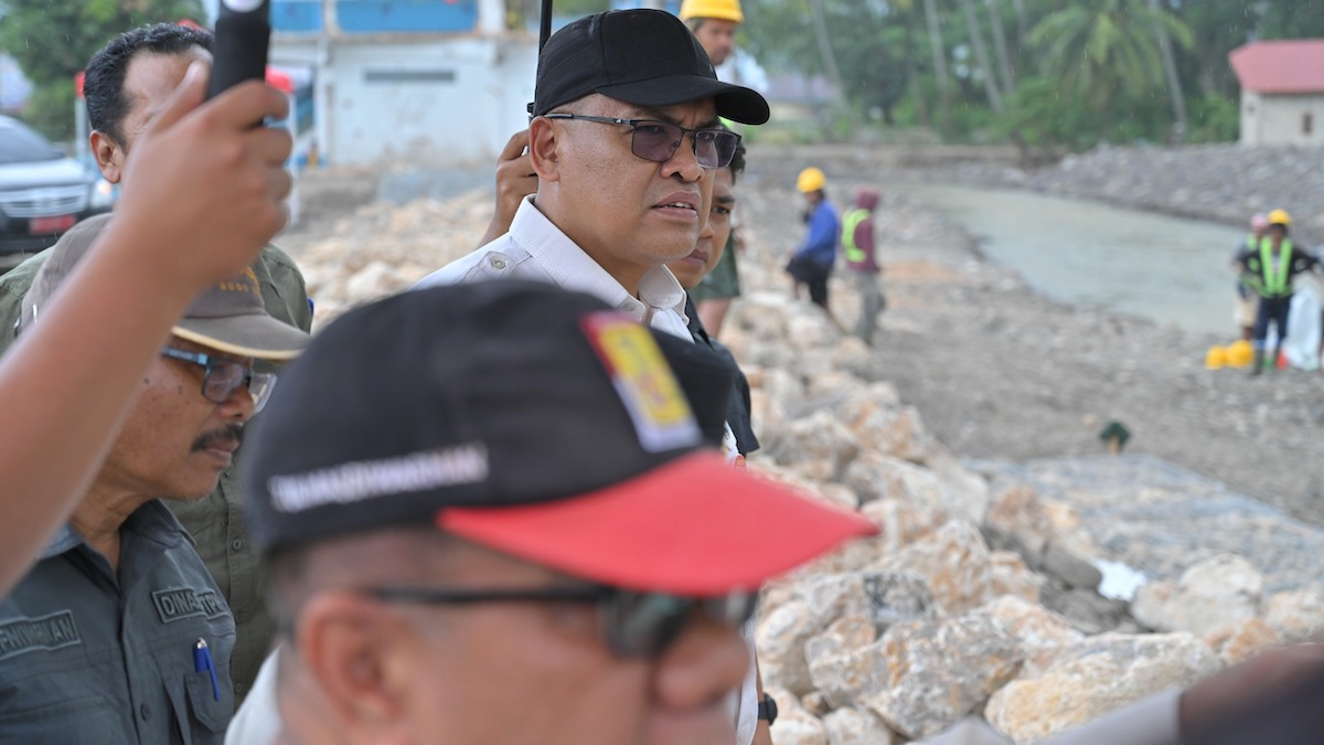 Sekdaprov Sumbar Arry Yuswandi mengecek kondisi sungai pascabencana di Kabupaten Solok. (dok. istimewa)