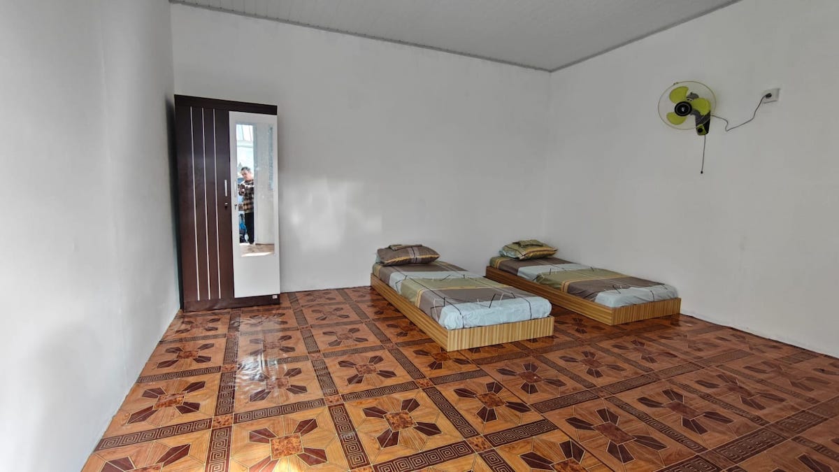 Suasana di salah satu kamar huntara kawasan Batang Anai Padang Pariaman. (dok. Radarsumbar.com)