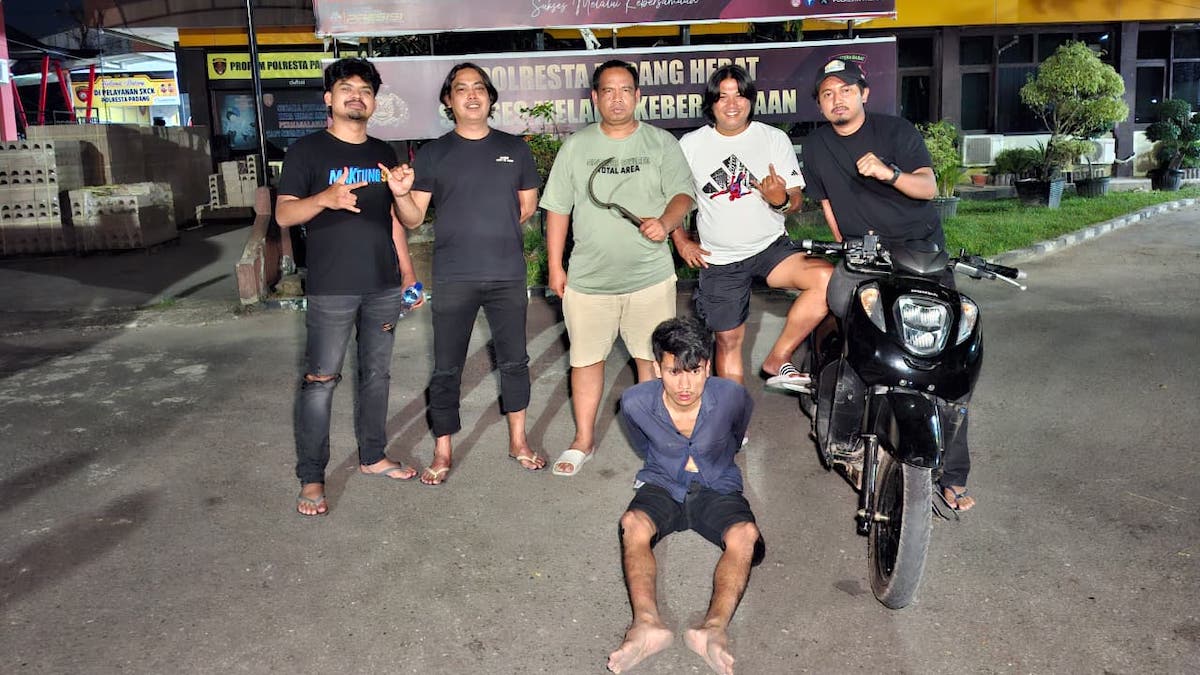 Tim Klewang ciduk pria yang berkeliaran bawa clurit di kawasan Masjid Al Hakim Padang. (dok. istimewa)