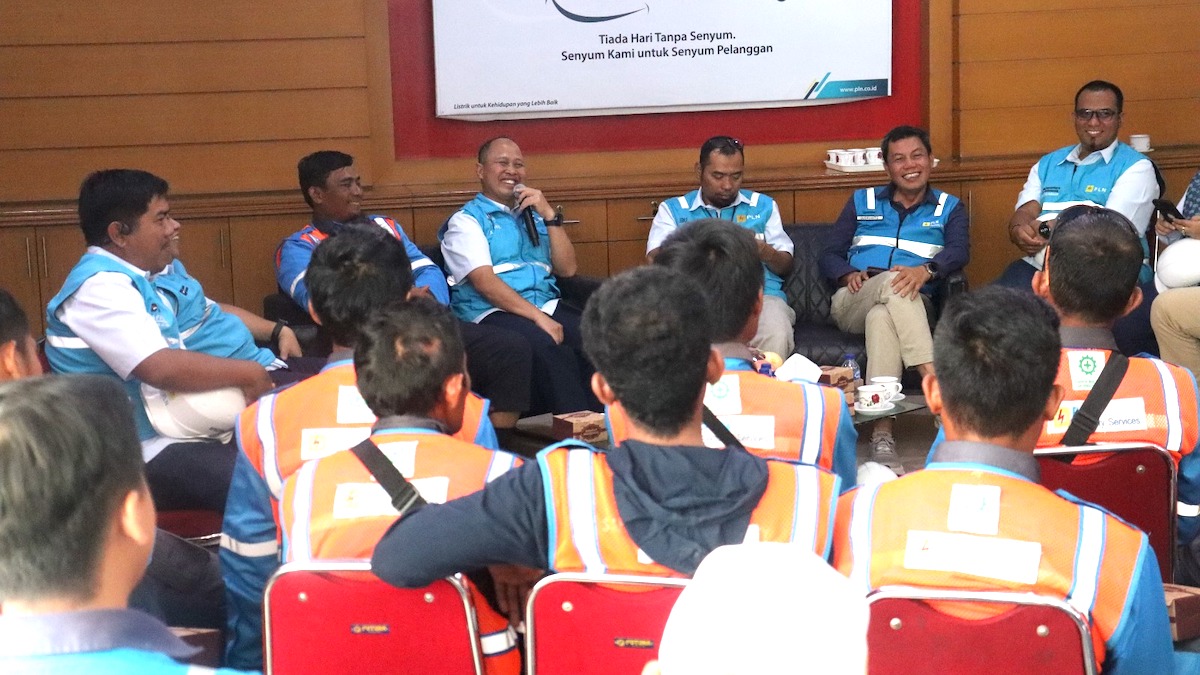 Tim Relawan PLN Batch II UID Sumbar disambut oleh GM PLN UID Sumbar Ajrun Karim usai melaksanakan tugas kemanusiaan di Aceh. (dok. istimewa)