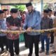 Wako Fadly Amran menggunting pita perubahan status Musala ke Masjid Al Falah. (dok. Prokopim)
