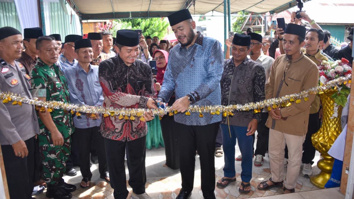 Wako Fadly Amran menggunting pita perubahan status Musala ke Masjid Al Falah. (dok. Prokopim)