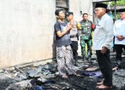 Wawako Maigus Nasir Serahkan Bantuan Sosial untuk Korban Kebakaran di Jalan Pulai Jati