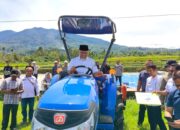 Petani Koto Gadang Guguak Terima Bantuan Traktor dari Pemprov Sumbar