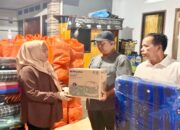 Ringankan Beban Warga, Andre Rosiade Salurkan Ratusan Magic Com dan Kasur di Tabing Banda Gadang