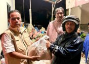 Andre Rosiade Bagikan 1.000 Nasi Bungkus untuk Korban Banjir di Kota Padang