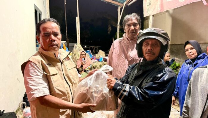 Andre Rosiade Bagikan 1.000 Nasi Bungkus untuk Korban Banjir di Kota Padang