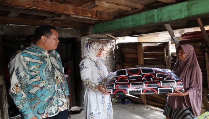 Wako Pariaman Tinjau Rumah Tak Layak Huni, Serahkan Bantuan untuk Warga