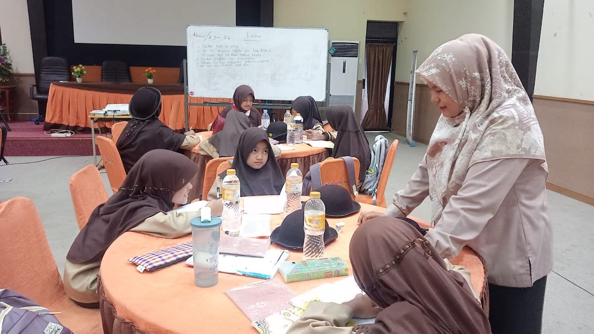 Anak-anak batu busuak belajar di Semen Padang. (dok. istimewa)